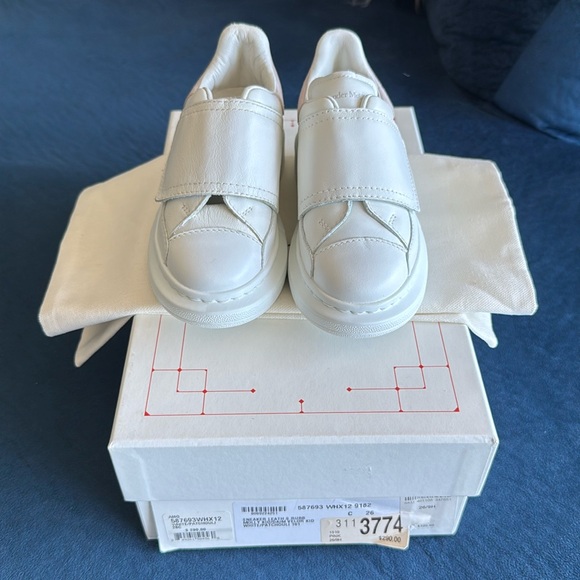Alexander McQueen Kids Pink Round Toe Touch Strap Velcro
Sneakers Size 26 US 9.5 - Picture 3 of 11